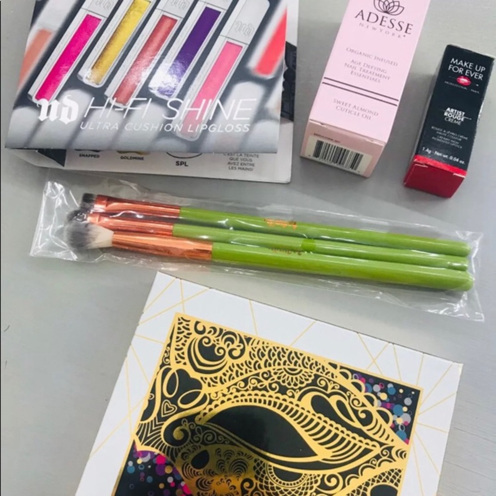 NEW Makeup Bundle!!
